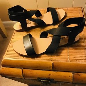 Womens Flat Sandals in Excellent Condition